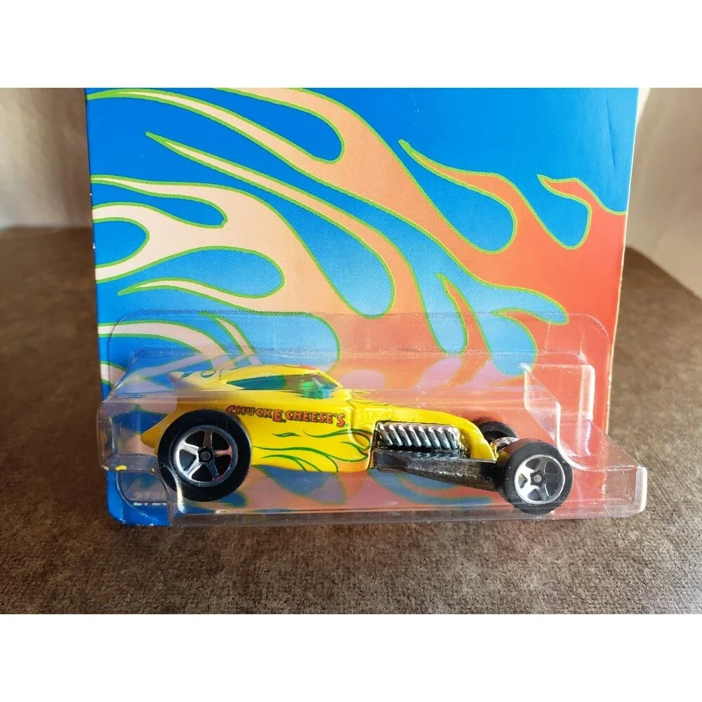 2001 Hot Wheels CHUCK E. CHEESE'S SWEET 16 II Yellow ZAMAC Base 5 SP 1:64 #27254